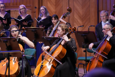 zdjęcie muzyków grających na wiolonczelach