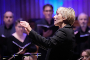 zdjęcie dyrygentki w krótkich blond włosach z zamkniętymi oczami