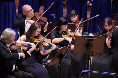 zdjęcie muzyków grającch na skrzypcach