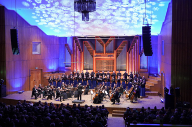 zdjęcie chóru i orkiestry kameralnej na estradzie FP