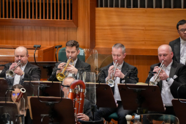 Czworo mężczyzn grających na trąbkach