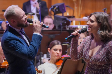 Zdjęcie wokalistów kobiety i mężczyzny, śpiewających do mikrofonów