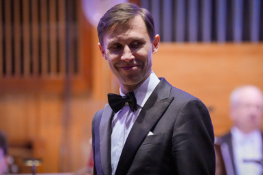 zdjęcie mężczyzny w średnim wieku w smokingu z czarną muszką