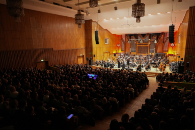 zdjęcie sali koncertowej fp wypełnionej po brzegi publicznością