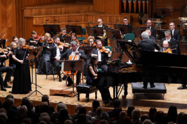 soliści i orkiestra na estradzie FP