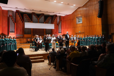 orkiestra, chór i soliści na estradzie FP