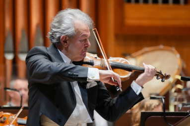 zdjęcie siwego skrzypka w smokingu