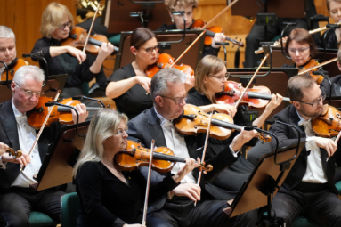 sekcja I skrzypiec orkiestry symfonicznej FP podczas koncertu