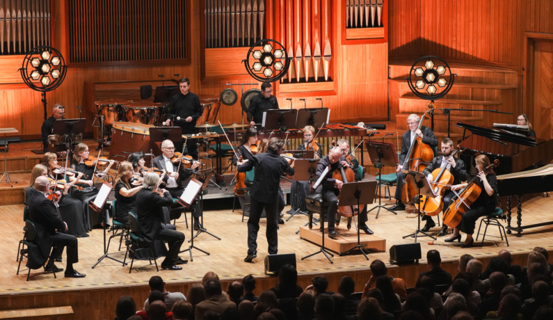 zdjęcie orkiestry na estradzie FP