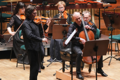 zdjęcie dwóch mężczyzn w średnim wieku, jeden gra na skrzypcach, a drugi na wiolonczeli