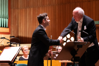 zdjęcie solisty i dyrygenta ściskających sobie dłonie