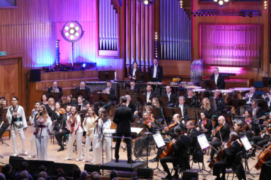 wokaliści i orkiestra symfoniczna fp na estradzie podczas koncertu