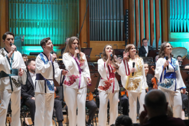 sześciu wokalistów ubranych w białe kimona z kolorowymi wzorami