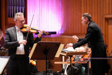 Skrzypek i dyrygent podczas koncertu