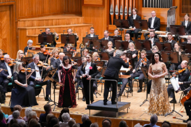 orkiestra symfoniczna oraz śpiewaczki podczas koncertu na estradzie FP