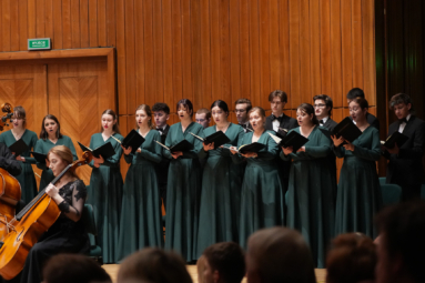 chór w zielonych, długich sukienkach śpiewający na estradzie FP z towarzyszeniem orkiestry