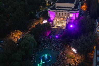 podświetlony gmach Filharmonii Pomorskiej widziany z lotu ptaka podczas koncertu plenerowego