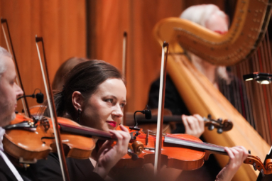 skrzypaczka orkeistry symfonicznej FP grająca na instrumencie