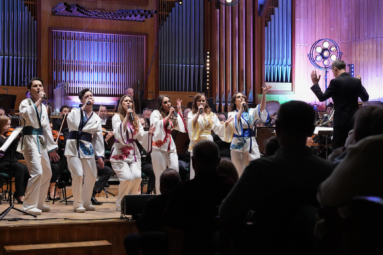 sześciu wokalistów ubranych w białe kimona z kolorowymi wzorami