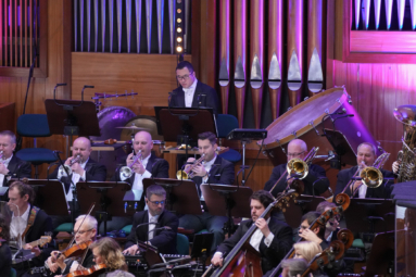 zdjęcie mężczyzn we frakach grających na trąbkach i puzonach