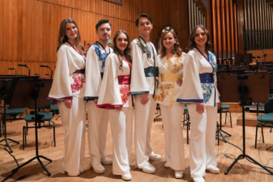 sześciu młodych wokalistów ubranych w białe kimona z kolorowymi wzorami