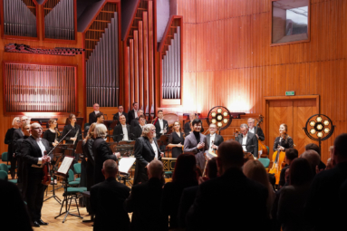 zdjęcie orkeistry i solisty na estradzie fp