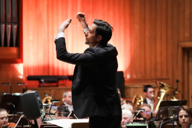 dyrygent z uniesionymi rękoma