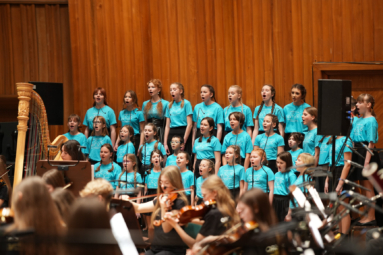 zdjęcie chóru dziecięcego fp w niebieskich koszulkach