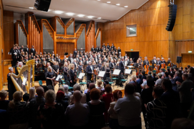 chór i orkeistra na estradzie filharmonii podczas koncerty symfonicznego w trakcie owacji na stojąco