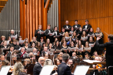 chór i orkeistra na estradzie filharmonii podczas koncerty symfonicznego