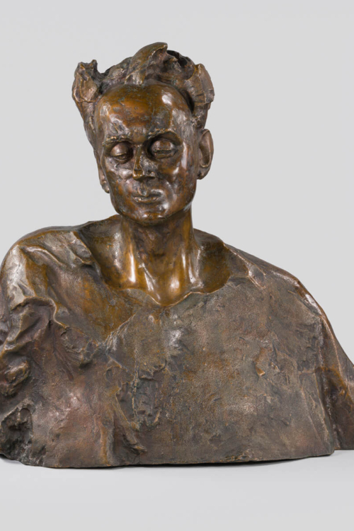 Popiersie wykonane z brązu przedstawia głowę Wojciecha Kilara z realistycznymi rysami twarzy i detalami.