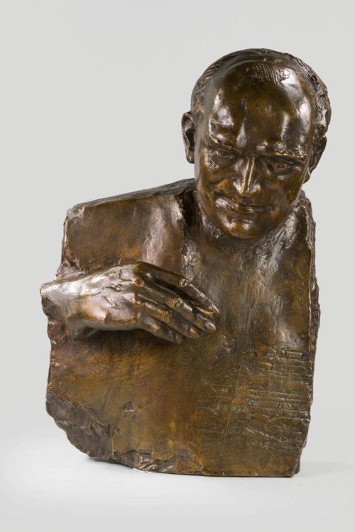 Popiersie wykonane z brązu przedstawia Kazimierza Serockiego z realistycznymi rysami twarzy i detalami.