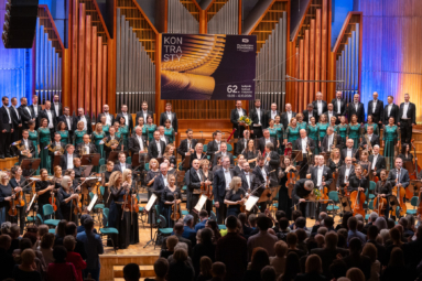 orkiestra symfoniczna i chór na estradzie FP oklaskiwani przez publiczność