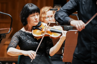 zdjęcie skrzypaczki w czarnych włosach z grzywką