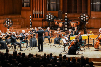 orkiestra kameralna capella bydgostiensis podczas koncertu na estardzie filharmonii pomorskiej